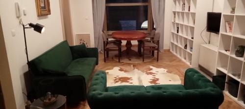 Stationsbuurt Noord Apartment | Stylish Art Deco Two Bedroom Apartment for Family Stays