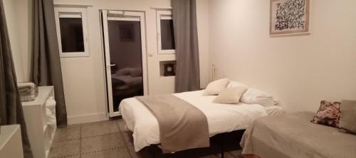 Stationsbuurt Noord Apartment | Stylish Art Deco Two Bedroom Apartment for Family Stays