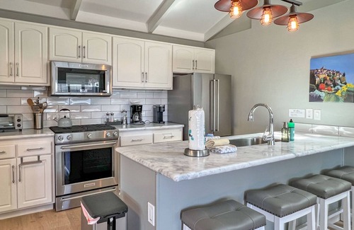 Bodega Bay House | Art Gallery: Cozy Apartment with Breakfast & Family Amenities