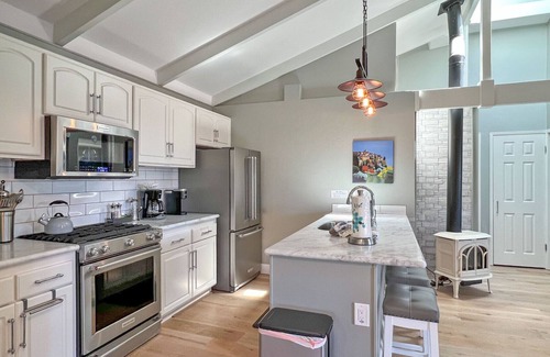 Bodega Bay House | Art Gallery: Cozy Apartment with Breakfast & Family Amenities