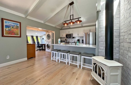 Bodega Bay House | Art Gallery: Cozy Apartment with Breakfast & Family Amenities