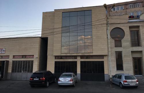 Yerevan House | Art Guesthouse: Family and Pet Friendly Retreat
