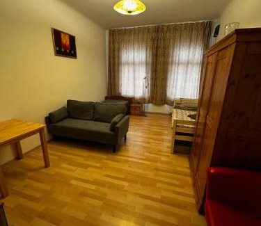 Ost Apartment | Inviting Art-Haus-Leipzig: Family-Friendly Stay Awaits