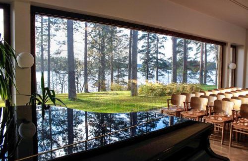 Maenttae-Vilppula Hotel | Experience Art Hotel Honkahovi with Oceanfront Views