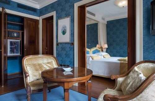 Historic Center Hotel | Explore Art Hotel Orologio: Exceptional 4-Star Experience