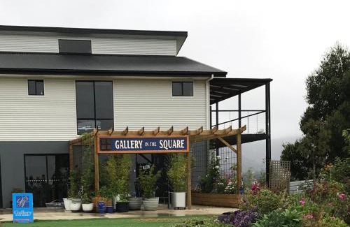 Huonville Bed & Breakfast | Art House: Guest Rated 8.2 with Restaurant & Kitchen