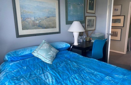 Huonville Bed & Breakfast | Art House Blue Room