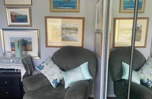 Huonville Bed & Breakfast | Art House Blue Room
