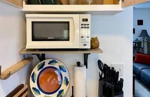 South Perry District House | Art House Down: Pet-Friendly Retreat with Kitchen Amenities