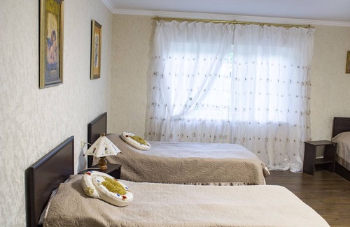 Tsqaltubo House | Cozy Art House Kutateli: Family-Friendly with Breakfast
