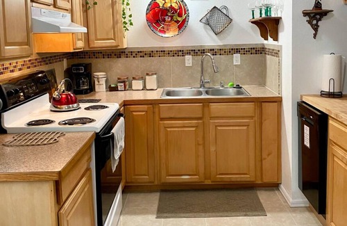 South Perry District House | Art House Up: Unique, Comfy Stays with Breakfast Included