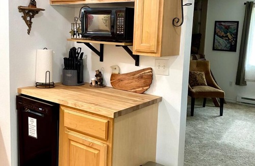 South Perry District House | Art House Up: Unique, Comfy Stays with Breakfast Included
