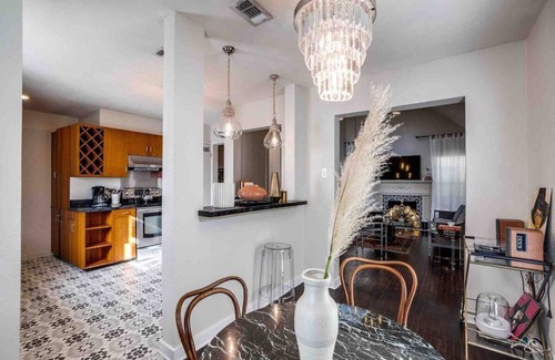 Oak Lawn House | Art House Retreat with Yard | Ideal for Families & Pets