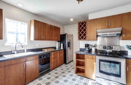 Oak Lawn House | Art House Retreat with Yard | Ideal for Families & Pets