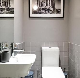 Pangrati Apartment | Experience Art in Athens Suite: Family-Friendly Retreat