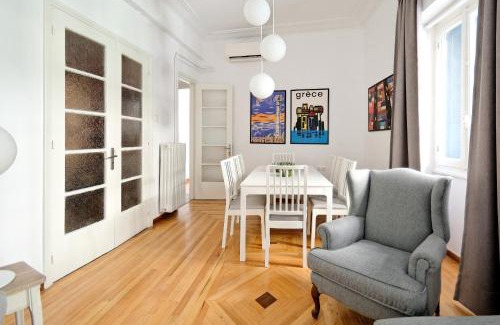 Pangrati Apartment | Experience Art in Athens Suite: Family-Friendly Retreat