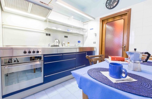 Cannaregio Apartment | Art-Inspired Canal View Apartment with Pet-Friendly Amenities
