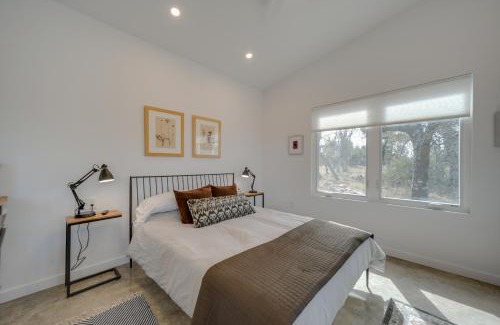 Fredericksburg Apartment | Cozy Art Ranch Fredericksburg Studio Near Hill Top Cafe