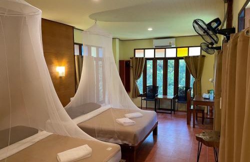 Khlong Sok Resort | Discover Art's Riverview Lodge: Family-Friendly Retreat