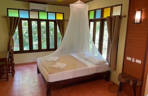 Khlong Sok Resort | Discover Art's Riverview Lodge: Family-Friendly Retreat