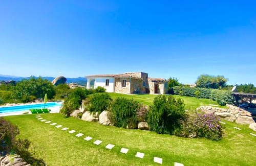 San Teodoro Villa | Art Villa: Oceanfront Bliss with Pool & 9.8 Guest Rating