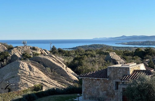 San Teodoro Villa | Art Villa: Oceanfront Bliss with Pool & 9.8 Guest Rating
