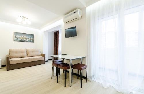Obolon' Apartment | Stellar ARTAL Apartment on Obolonsky Avenue - Guest Rated 9.7