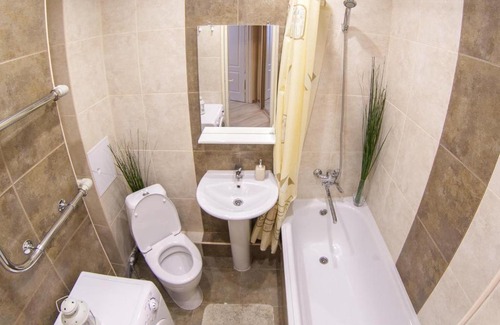 Avtozavodsky City District Apartment | Top-Rated ARTapart на бульваре Южном with Wheelchair Access
