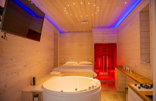 San Cipriano Picentino Apartment | Indulge at ARTEMIDE "Corte Segreta" B&B with Spa & Hot Tub