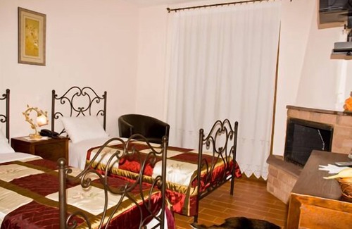 Amfissa House | Discover Artemis Kallisti: Family-Friendly with Pool & Dining