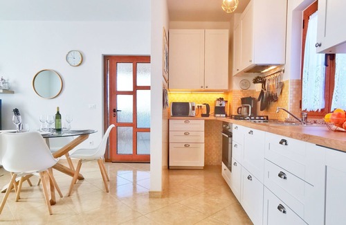 Markovac Apartment | Garden Apartment with Hot Tub, WiFi & Stunning Views