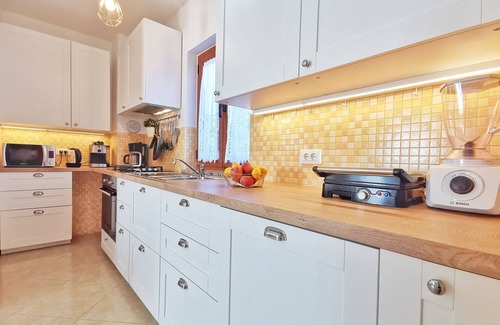Markovac Apartment | Garden Apartment with Hot Tub, WiFi & Stunning Views