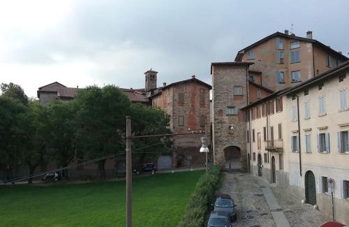 Canonica d'Adda Apartment | Family-Friendly Stay at Artemisia Antique Rooms Fara