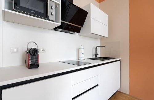 Neulerchenfeld Apartment | Artful 1BR Suite: Perfect for Families, Top Rated Stay