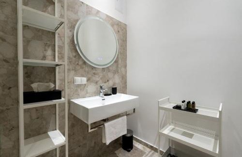 Neulerchenfeld Apartment | Artful 1BR Suite: Perfect for Families, Top Rated Stay