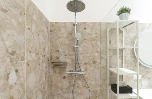 Neulerchenfeld Apartment | Artful 1BR Suite: Perfect for Families, Top Rated Stay
