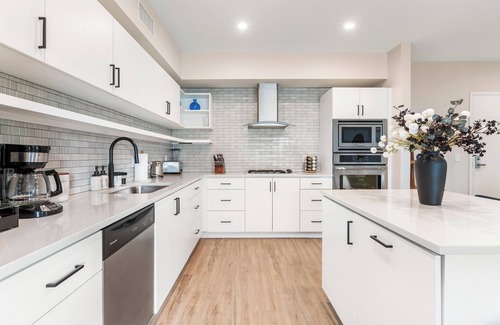 Ocean Park Apartment | Artful 2BR Escape Near Local Dining & Shopping
