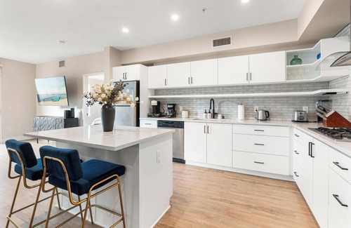 Ocean Park Apartment | Artful 2BR Escape Near Local Dining & Shopping