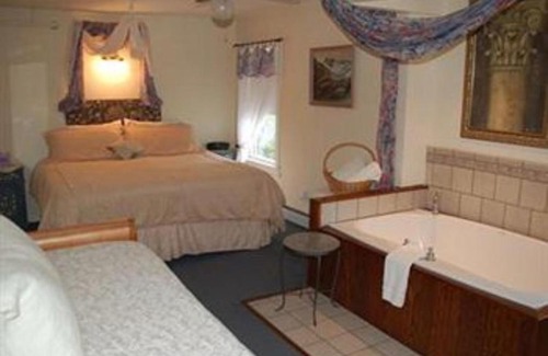 Yachting Village Bed & Breakfast | Artful Lodger: 5-Star Ocean View Retreat with Great Reviews