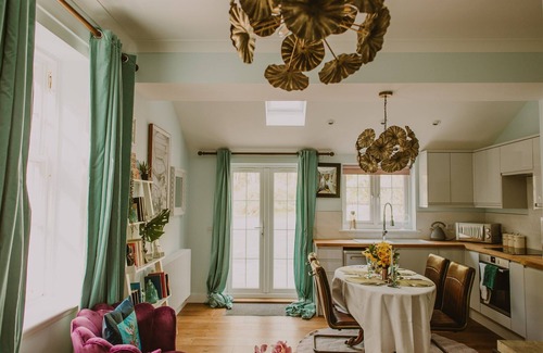 Stranraer Cottage | Idyllic Escape: Artemisia Lodge with Oceanfront Pool & Spa