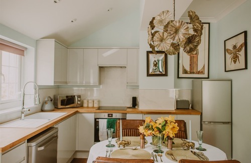 Stranraer Cottage | Idyllic Escape: Artemisia Lodge with Oceanfront Pool & Spa