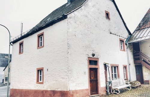 Steffeln House | Stylish Vacation Home with Spa, Lake View & Pet-Friendly Options