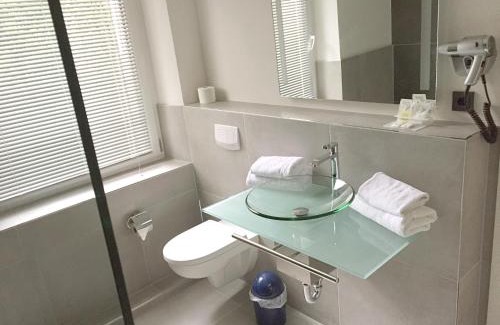 Mitte Hotel | Explore ArtHotel City: Pet-Friendly Stay with Hot Tub