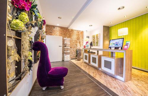 Mitte Hotel | Explore ArtHotel City: Pet-Friendly Stay with Hot Tub