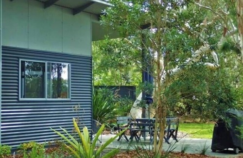Worrowing Heights House | Stylish Arthouse Accommodation with Family-Friendly Amenities