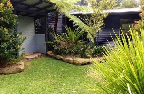 Worrowing Heights House | Stylish Arthouse Accommodation with Family-Friendly Amenities