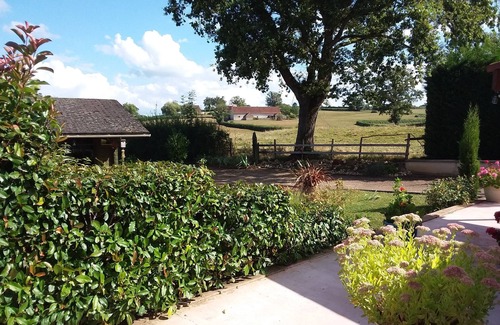 Changy Cottage | Artistic Retreat: Pet-Friendly Cottage with Pool Access