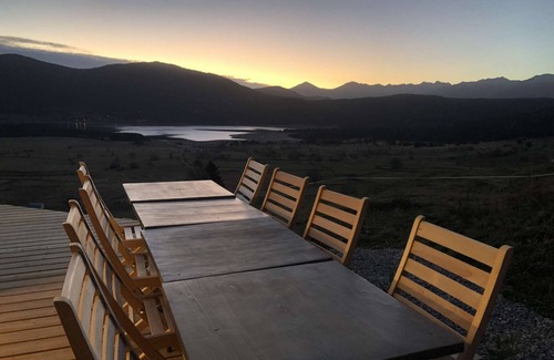 Les Angles Ski Chalet | Artik Chalet with Breathtaking Lake Views and Pool