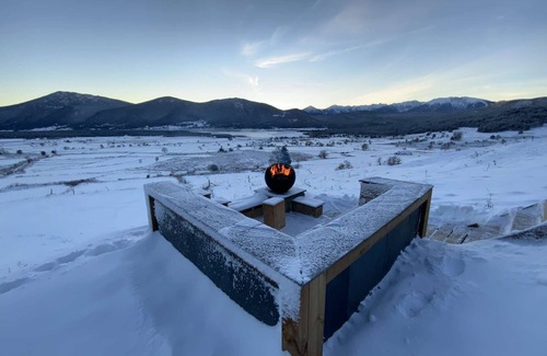 Les Angles Ski Chalet | Artik Chalet with Breathtaking Lake Views and Pool