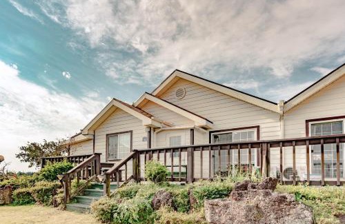 Seongsan House | Guest Rated 10/10 at Arting Pension: Pet-Friendly Retreat